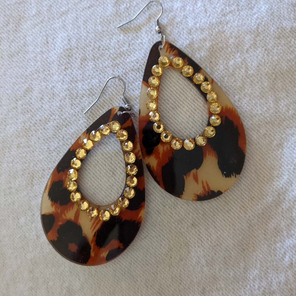 🌞🌞LEOPARD Print Dangle Earrings NWT Pierced Earrings Sparkle Detail